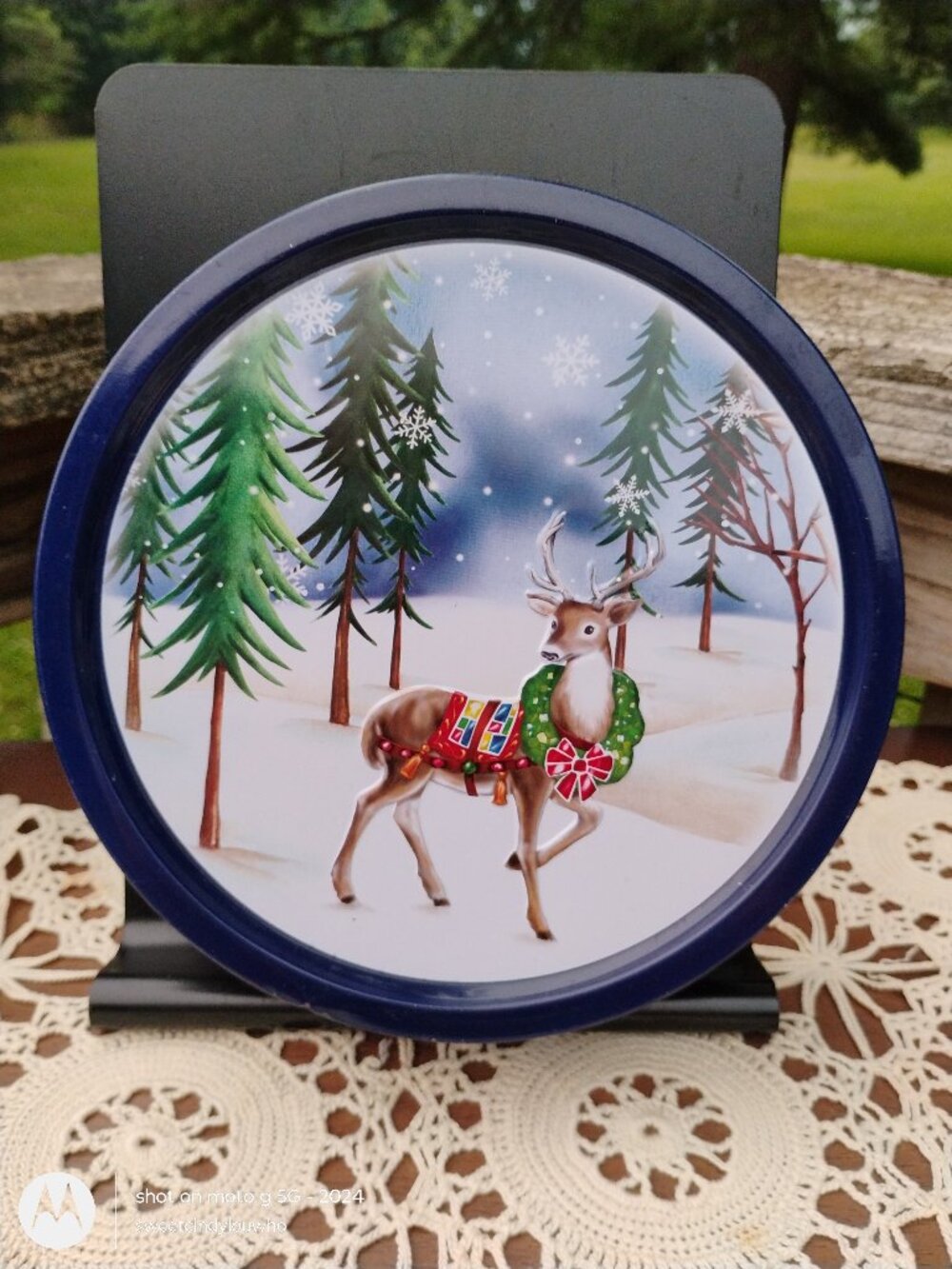 Rich Fields Butter Cookies Tin Reindeer with wreath in winter scene made 2010